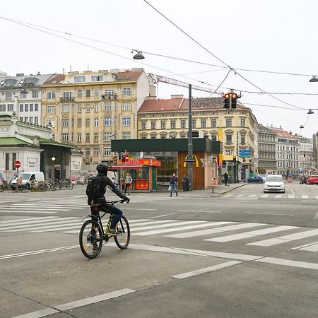 Bright Apartment Naschmarkt Wina Bagian luar foto